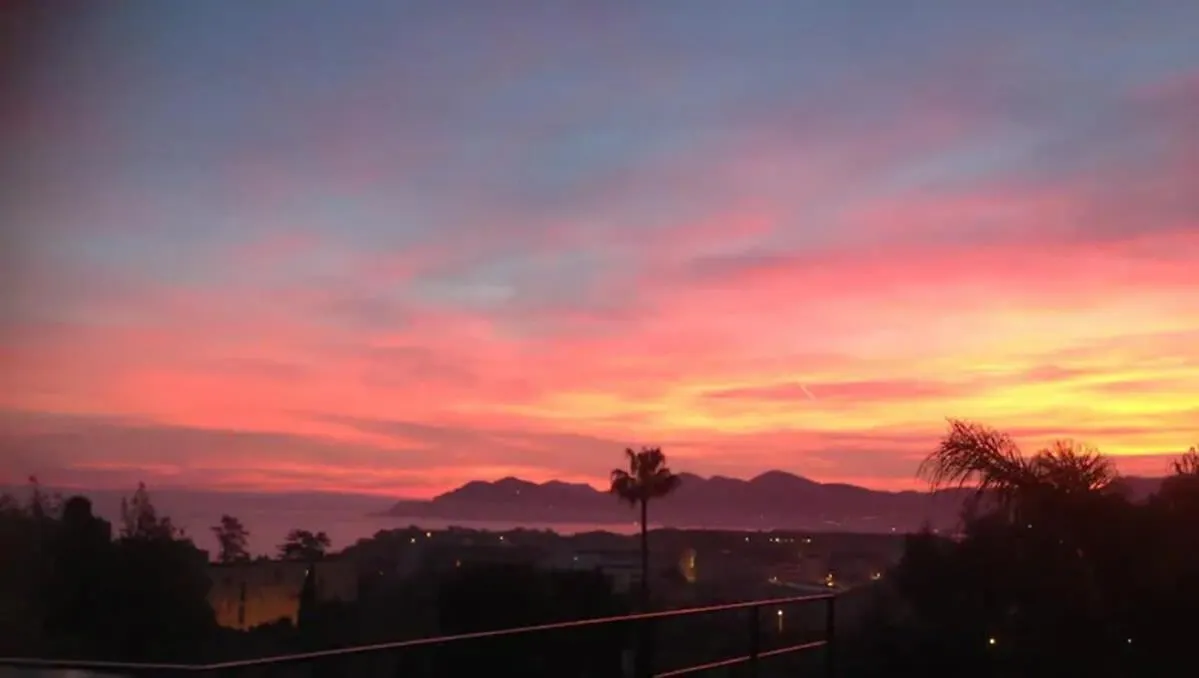 B002 - Superbe Appartement Avec Vue Mer Et Piscine Cannes Fransa